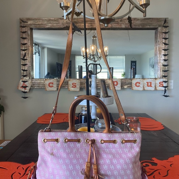 Dooney & Bourke Signature Logo Purse (Pink) w/Gold Haddware & Shoulder Strap. - Picture 4 of 12